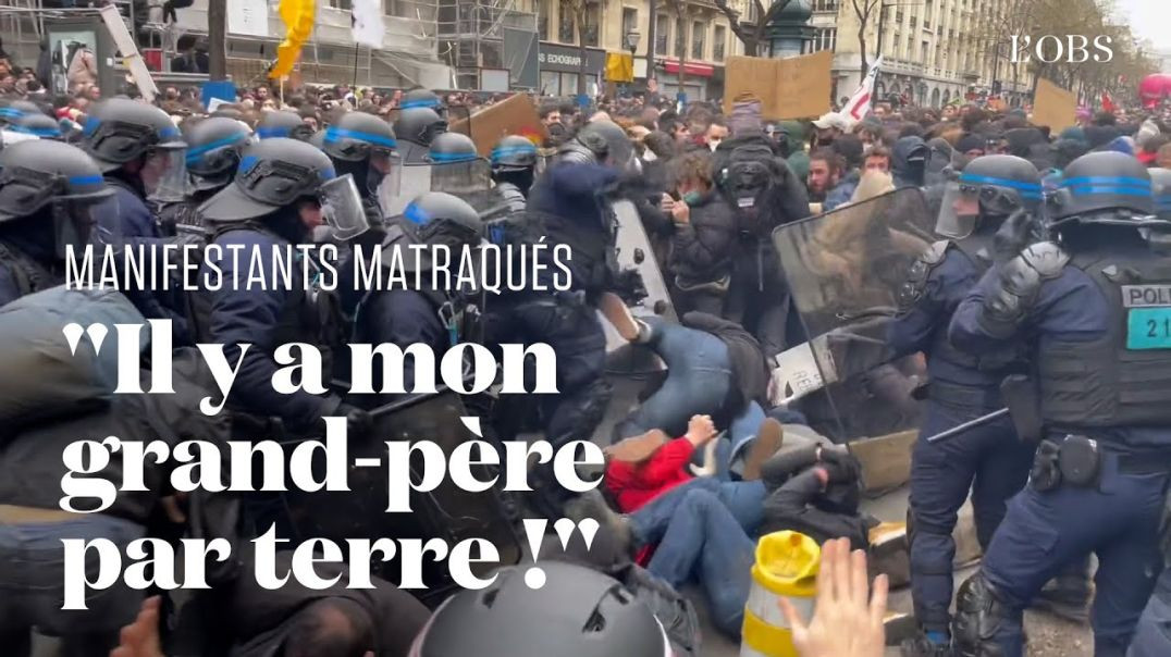 Des policiers chargent et matraquent violemment des manifestants, le 23 mars à Paris